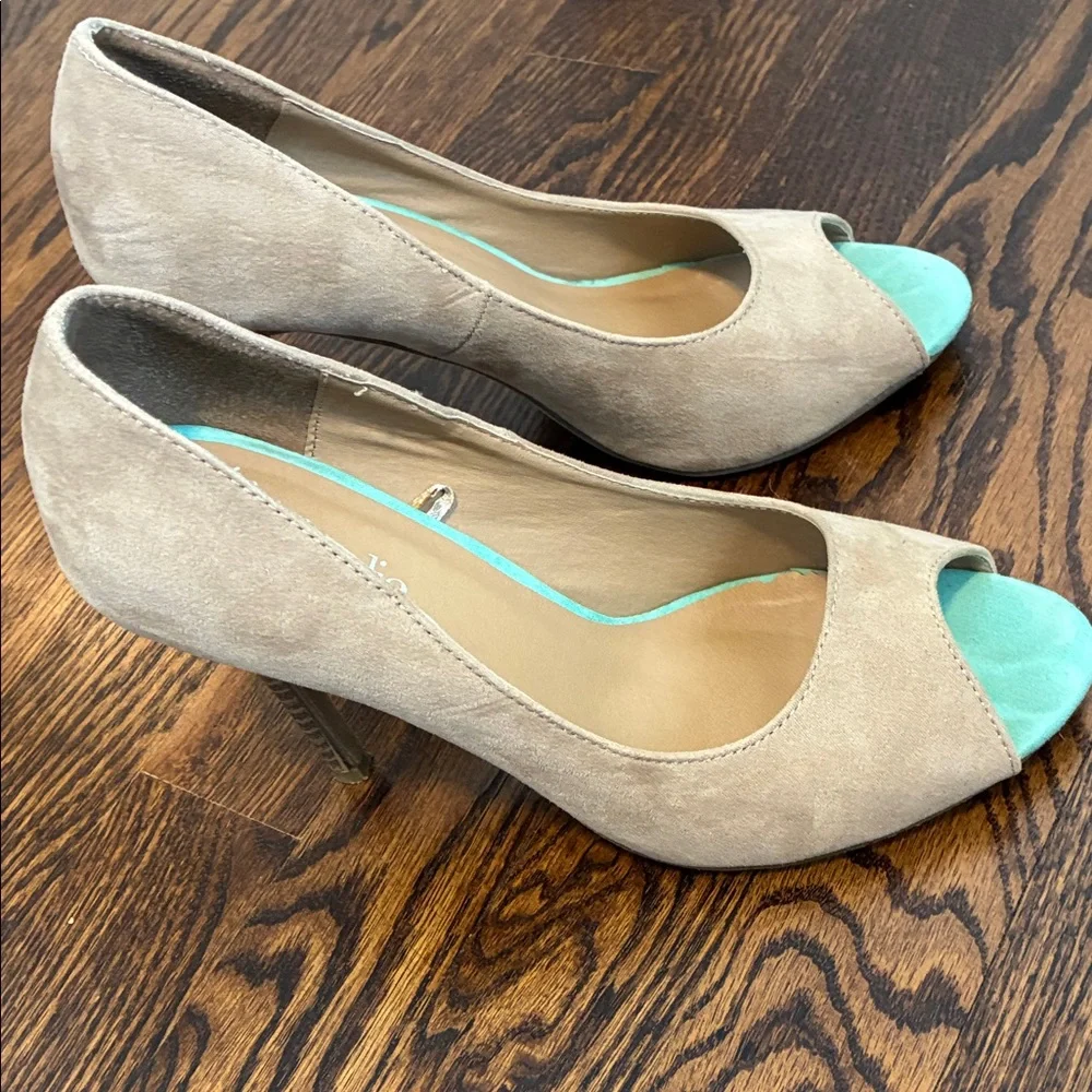 Charming Charlie Suede Beige and Turquoise Peep-Toe Heels 8.5